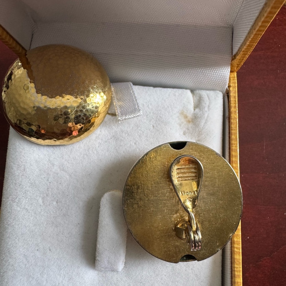 Monet vintage Gold Hammered Dome clip on Earrings. - Picture 3 of 6